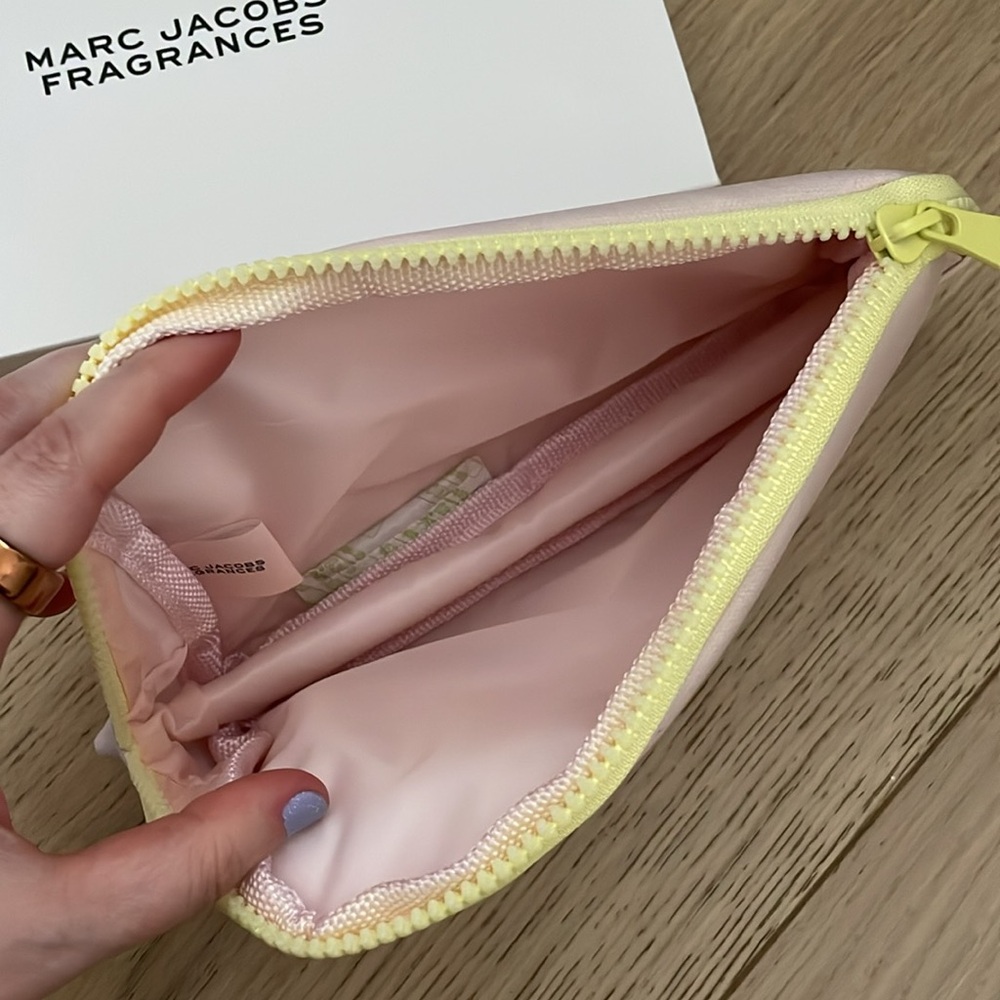 Marc Jacobs Fragrances makeup pouch - Picture 3 of 9